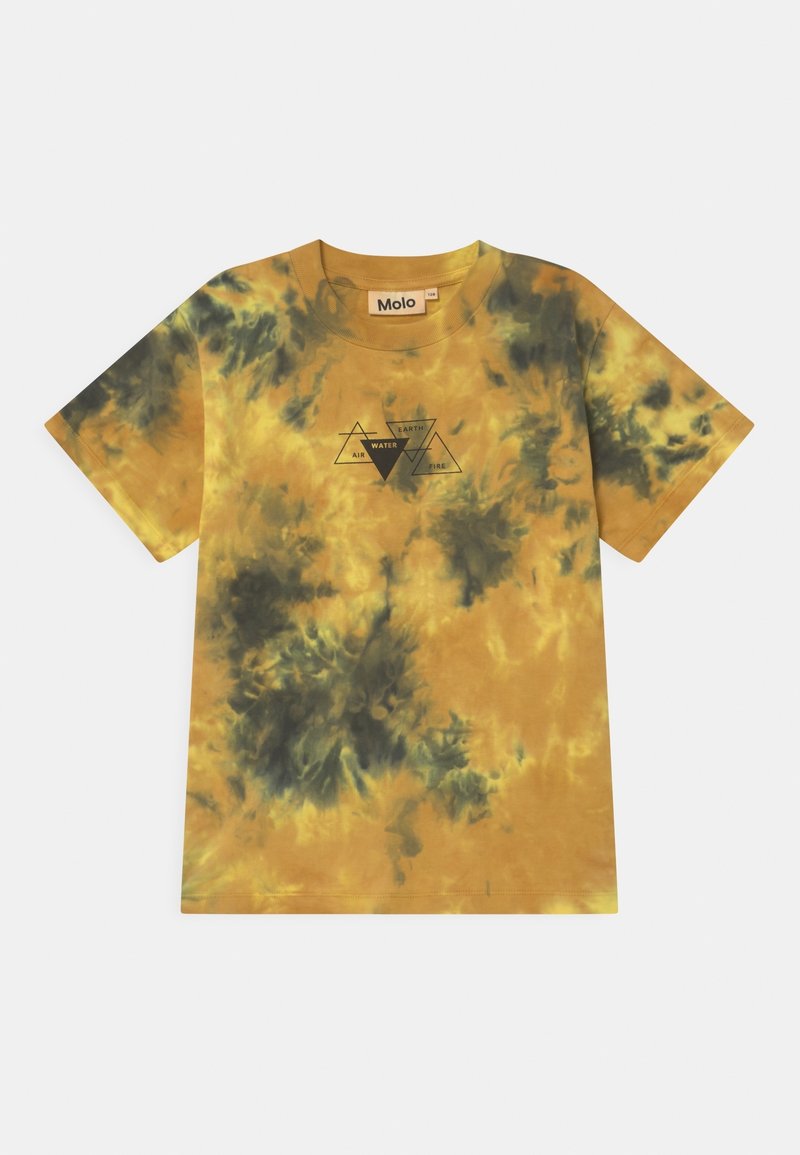 Žluté tričko s tie-dye vzorem, které má zelené prvky, krátké rukávy a černý grafický design s trojúhelníky a textem potisknutým na přední straně.