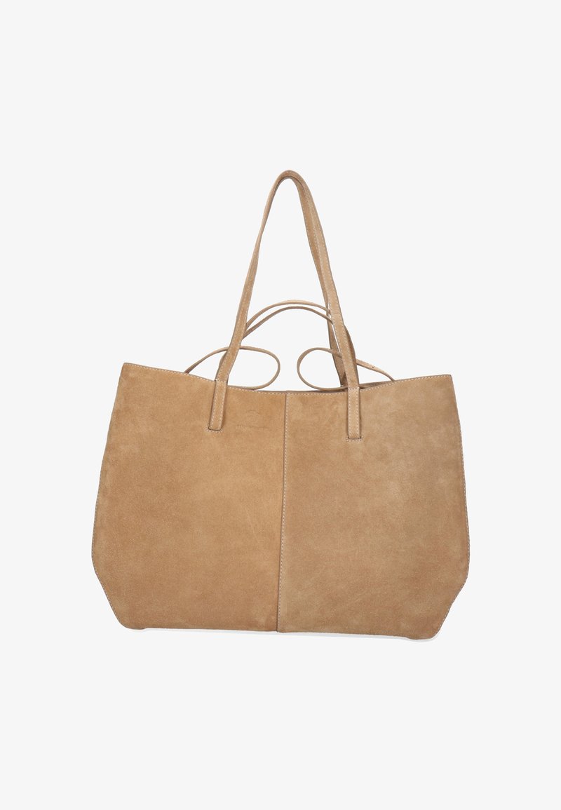 Bolso tote de ante color canela con dos asas largas y un diseño rectangular simple y sin adornos sobre un fondo blanco.