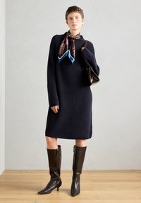 Marc O'Polo DRESS LONGSLEEVE STAND UP COLLAR - Φόρεμα-πουλόβερ - deep night blue