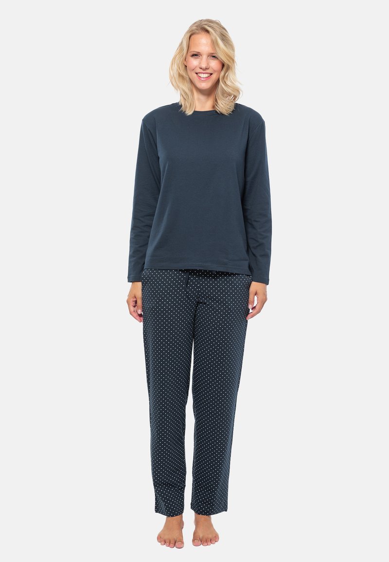 Långärmad navy bomullströja kombinerad med navy pyjamasbyxor med prickar. Avslappnad passform, mjuk textur och elastisk midjeband.