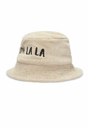 Beiger strukturierter Bucket Hat mit schwarzem Sticktext "Ooh La La" an der Seite und einem kleinen grünen Kleeblatt-Detail nahe der Krempe.