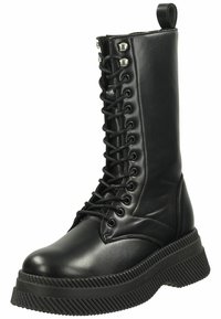 Bota de tobillo de cuero negro con caña alta, parte delantera con cordones, punta redonda, suela de goma gruesa, acentos texturizados y una hebilla en la parte trasera.