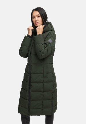 Lang olivengrøn puffjakke med hætte, lynlås lukning, sidelommer og quiltet tekstur. Har et logo på den øverste arm.
