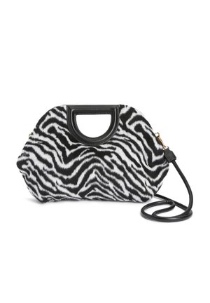 Bolso con estampado de cebra, asa de cuero negro con recorte y correa de hombro de cuero negro desmontable sobre fondo blanco.