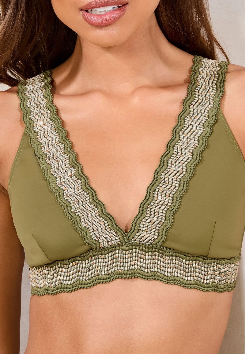Bralette verde oliva con scollatura a V profonda, caratterizzato da un bordo intrecciato in crema e oro lungo i bordi e l'elastico.