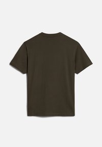 Camiseta de algodón verde oscuro con mangas cortas, cuello redondo y una textura suave. Diseño liso sin patrones ni acentos visibles.