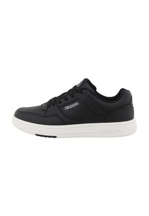 Baskets noires Kappa avec semelle blanche, design à lacets et logo sur le côté et la semelle, vues du côté extérieur.