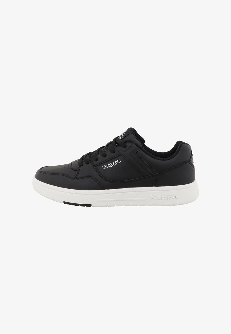 Baskets noires Kappa avec semelle blanche, design à lacets et logo sur le côté et la semelle, vues du côté extérieur.