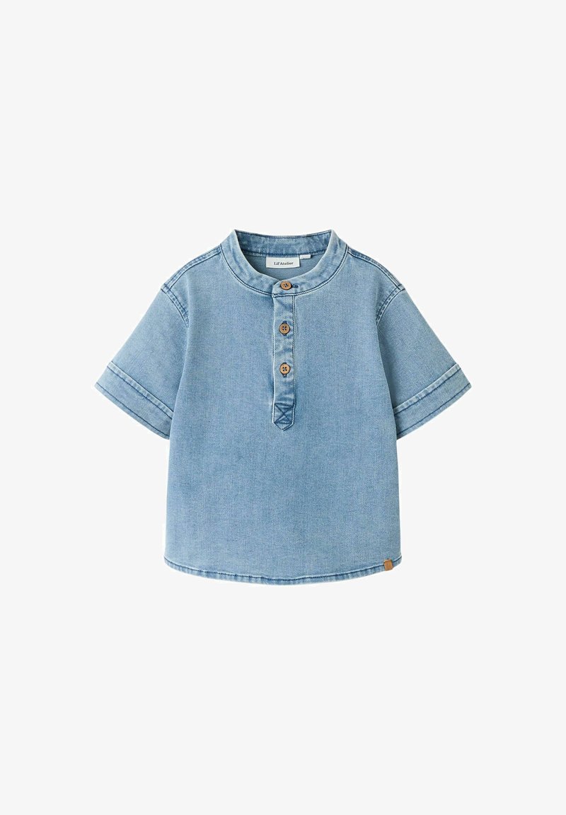 Lichtblauw denim shirt met korte mouwen, ronde kraag en drie houten knopen op het voorpand.