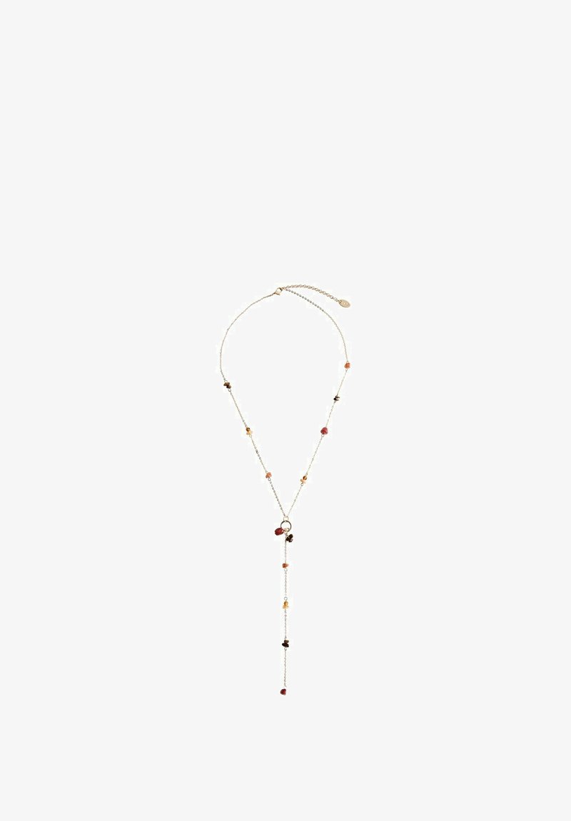 Collier chaîne en or délicat avec de petites perles de pierres précieuses rouges, orange et brunes dispersées, présentant une chute en forme de Y avec des accents de pierres.