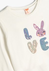 Witte sweatshirt met een glinsterende, meerkleurige "LOVE" graphic en een konijnmotief, met een geribbelde ronde hals en een zachte textuur.