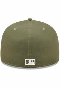Oliwkowa, dopasowana czapka baseballowa z gładką, teksturowaną powierzchnią. Z białą naszywką z logo MLB z tyłu.