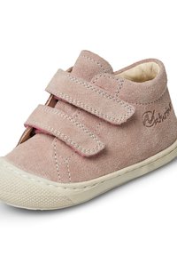 Scarpa in suede rosa con due cinturini in velcro, punta arrotondata e suola in gomma bianca con motivo di grip texturizzato. Logo ricamato di lato.