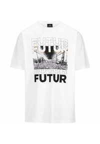 Camiseta de algodón blanca con un diseño gráfico que presenta el texto superpuesto "FUTUR" en negro y naranja, junto a una escena de multitudes en escala de grises.