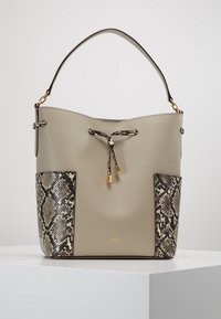 Beige kožená kabelka ve tvaru kbelíku s bočními kapsami s hadím potiskem, nastavitelným uzávěrem na mašli a jedním ramenním popruhem se zlatými doplňky.