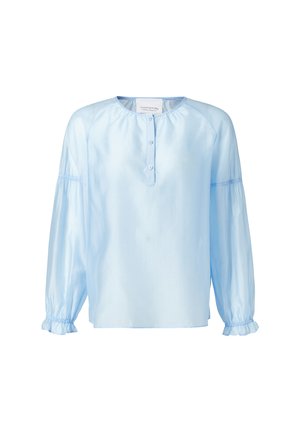 Lichtblauwe blouse van satijnen stof, met een ronde halslijn, knopen aan de voorkant en lange mouwen met geplooide manchetten.
