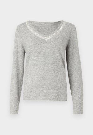 Pull gris à manches longues avec un décolleté en V, doté d'une finition décorative en perles le long de l'encolure et d'une texture douce.