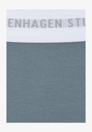 Grijze stof met een fijne ribbeltextuur. Witte elastische tailleband met een subtiele grijze logoafdruk. Close-up uitzicht met focus op materiaal en ontwerp.