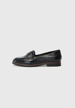 Mocassino in pelle nera con punta rotonda, cuciture decorative e una fascia testurizzata sul davanti. Suola in gomma con un leggero motivo di grip.