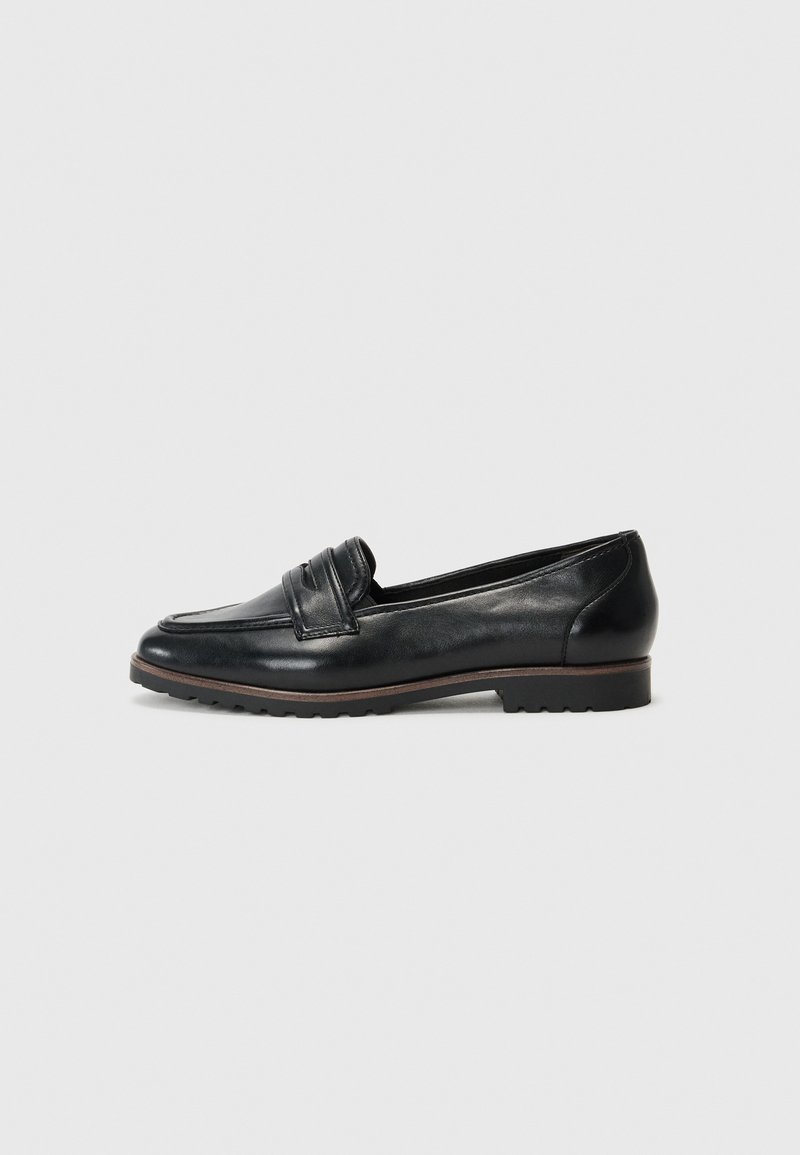Mocassino in pelle nera con punta rotonda, cuciture decorative e una fascia testurizzata sul davanti. Suola in gomma con un leggero motivo di grip.