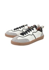 Sneaker in suede bianco e grigio con accenti neri, design con lacci, suole testurizzate e un piccolo anello sul tallone per indossarle facilmente.