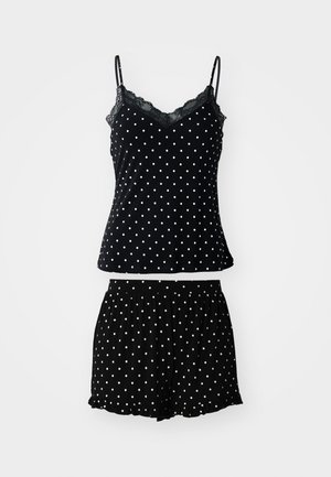 Sort polka dot nattsæt inkluderer en tætsiddende top med blondekant og justerbare stropper, parret med løse, frynsede shorts, begge i blødt stof.