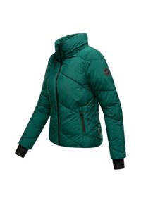 Giacca verde trapuntata con colletto alto, chiusura con zip e dettagli neri. Presenta una tasca laterale con zip e polsini elasticizzati per il massimo comfort.