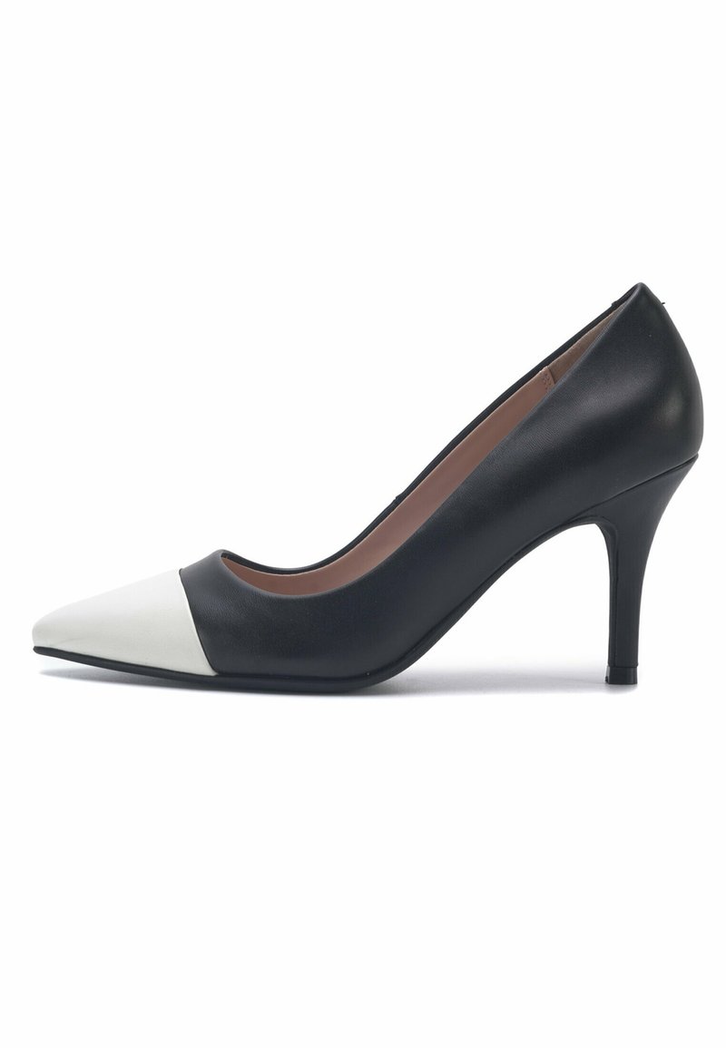 Escarpin en cuir noir avec un bout pointu blanc, des côtés incurvés et un talon aiguille de 7,5 cm. Texture lisse, design minimaliste.