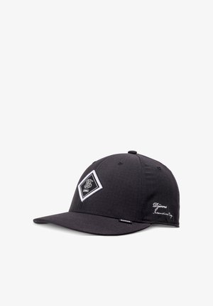 Schwarze Kappe mit flachem Schirm, gefertigt aus strukturiertem Stoff, mit einem Diamant-Patch und weißer Schrift sowie einem gestickten Logo an der Seite.
