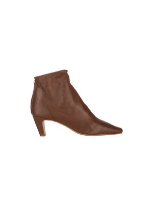 Bruine leren enkellaars met geperforeerde textuur, puntige neus en middenhoge hak, zijaanzicht op witte achtergrond.