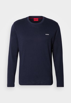Camiseta de manga larga en color navy de tejido de algodón con un escote redondo, logo blanco "HUGO" en el pecho y textura simple y suave.