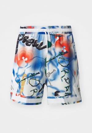 Bañador corto fabricado en tejido ligero en azul, blanco y rojo, con un diseño abstracto colorido que presenta detalles gráficos y acentos en blanco.