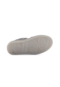 Zool van een lichtbeige slipper met een gestructureerd grippatroon, merknaam "Gabor," en maat gemarkeerd als 4½.