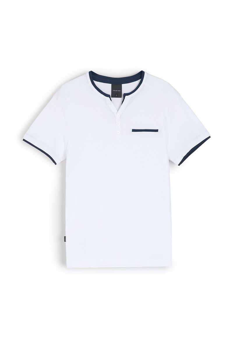 Biała koszulka z krótkim rękawem z granatowymi akcentami na kołnierzu i rękawach, z trzema guzikami na plastrze i kieszenią na piersi.