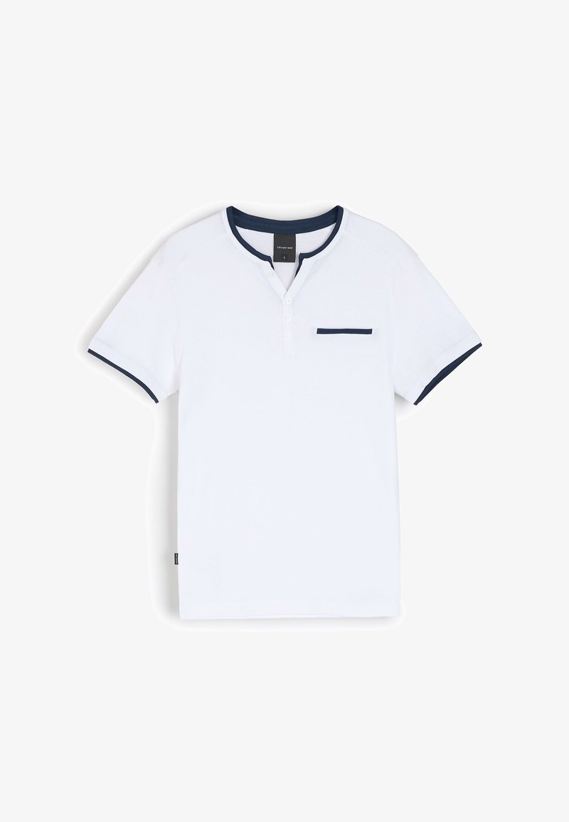 Biała koszulka z krótkim rękawem z granatowymi akcentami na kołnierzu i rękawach, z trzema guzikami na plastrze i kieszenią na piersi.