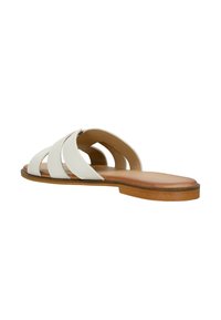 Witte leren instapsandalen met vier brede banden, open teen en een platte tan kleurige zool. Gladde textuur met minimale details.