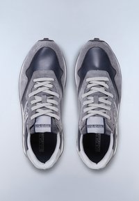 Ein Paar graue und marineblaue Schnürsneaker mit Veloursleder- und Lederelementen, von oben betrachtet vor einem hellgrauen Hintergrund.