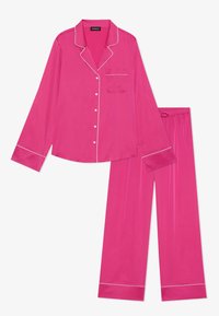 Ružový saténový pyžamový set, ktorý obsahuje košeľu na gombíky s náprsníkom a bielym lemovaním, v kombinácii s pohodlnými nohavicami s elastickým pásom.