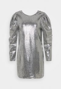 Silverfärgad paljettklänning med rund halsringning och långa puffärmar. Slät textur med en figurnära passform. Reflekterande yta förstärker det visuella intrycket.