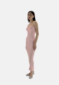 Hellrosa, ärmelloses Maxikleid in figurbetonter Passform, hergestellt aus glattem Stoff, kombiniert mit silbernen, funkelnden Ballerinas.