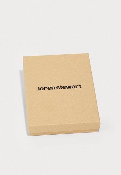 Smeđa kartonska kutija s glatkom površinom i ispisanim crnim logom koji na prednjoj strani glasi "loren stewart".