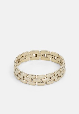 Bracelet à maillons en acier inoxydable doré avec des segments rectangulaires lisses et polis, disposés en deux rangées.