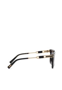 Lunettes de soleil noires avec verres polarisés, branches métalliques dorées et nom de marque visible sur la branche latérale.