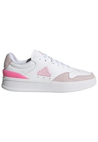 Sneaker bianco in pelle con accenti in suede rosa, dotato di una suola in gomma testurizzata e sei occhielli per i lacci. Logo Adidas sul lato.