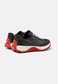 Camper DRIFT TRAIL BURDEOS - Zapatillas - schwarz 4