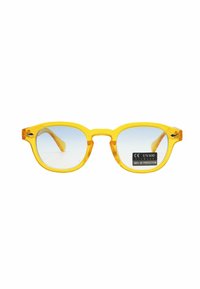 Occhiali da sole gialli con montatura trasparente, forma quadrata, etichetta UV400 ben visibile e lenti colorate con una sfumatura di blu chiaro.