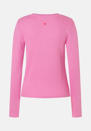 Rosa langärmliges geripptes Shirt von hinten gezeigt, mit einem kleinen roten runden Logo in der Nähe des Halsausschnitts.
