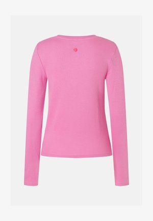 Rosa langärmliges geripptes Shirt von hinten gezeigt, mit einem kleinen roten runden Logo in der Nähe des Halsausschnitts.
