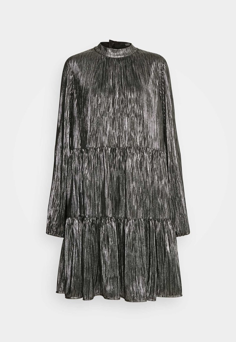 Robe noire métallisée à manches longues, col montant et design à volants. Caractérisée par une texture plissée et un tissu fluide.