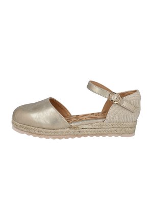 Zapato estilo espadrille de metal dorado con punta cerrada, correa ajustable en el tobillo y suela de yute trenzado. Tejido texturizado en el talón.